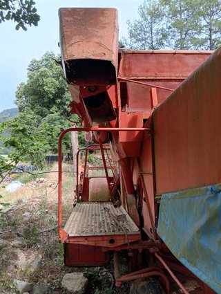 Cosechadora agrícola roja