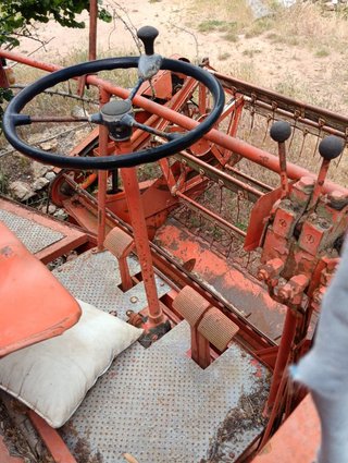 Cosechadora agrícola roja
