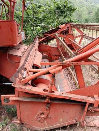 Cosechadora agrícola roja