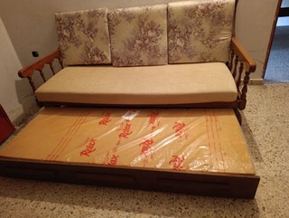 Sofá de madera y tela floral