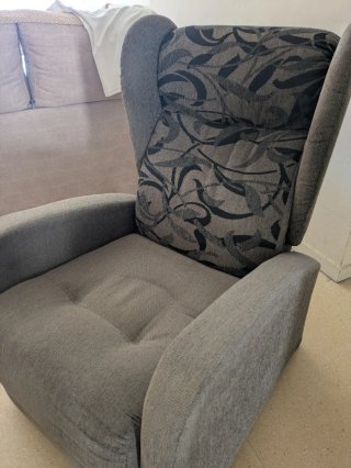 Sillón reclinable gris con estampado