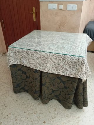 Mesa cristal con enaguilla y tarima