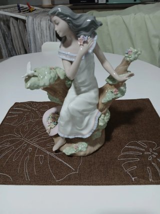 Figura porcelana Nadal niña flor