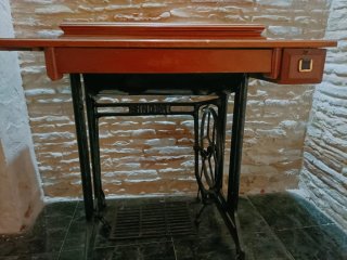 Mesa de máquina de coser antigua