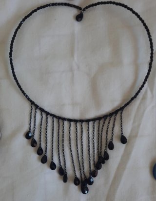 Gargantilla negra con colgantes
