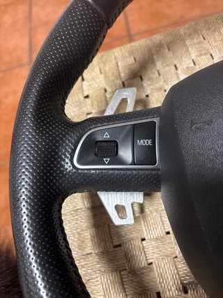 Volante Audi A5 B8 S-line con levas.