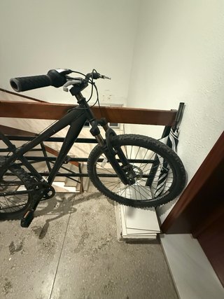 Bicicleta de montaña negra