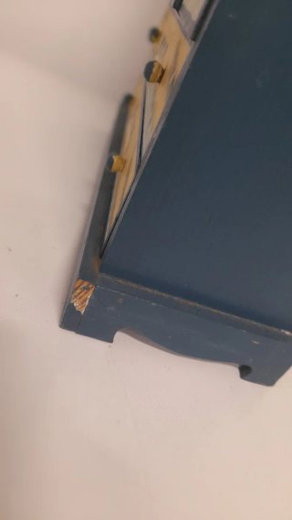 Armario de muñecas antiguo pintado a mano