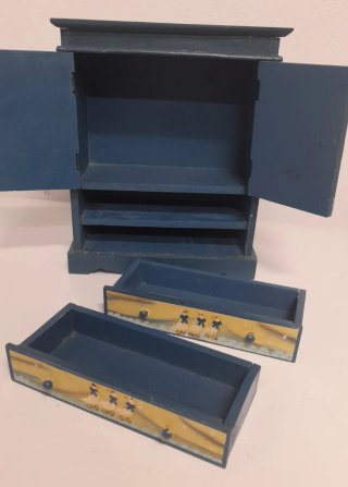 Armario de muñecas antiguo pintado a mano