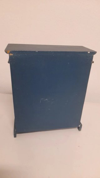 Armario de muñecas antiguo pintado a mano