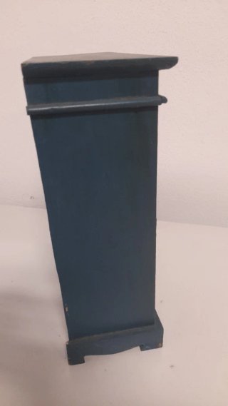 Armario de muñecas antiguo pintado a mano