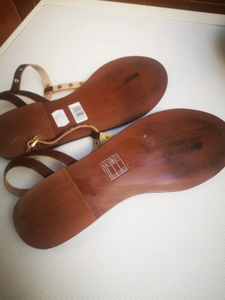 Sandalias planas marrones con detalles dorados