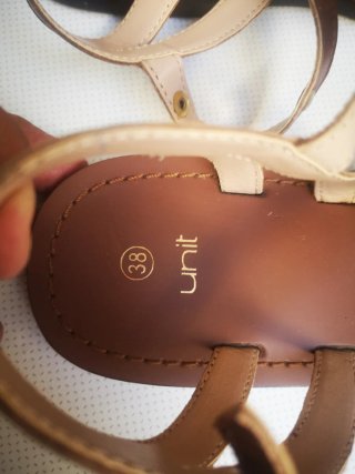 Sandalias planas marrones con detalles dorados
