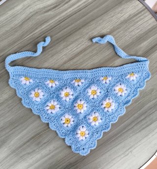 Bandana tejida a crochet con margaritas