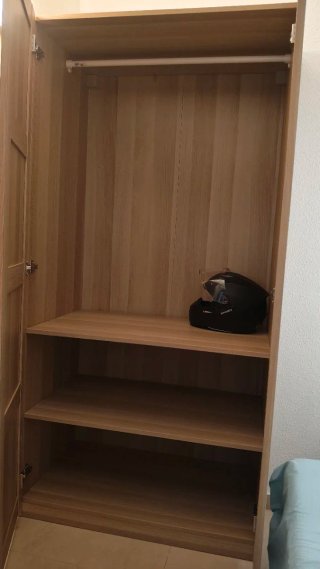 Armario de madera con baldas y barra