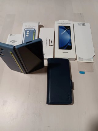 Samsung Galaxy Z Fold 5 512GB / 12GB RAM + Extras