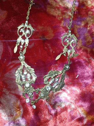 Collar antiguo con colgantes y diamantes
