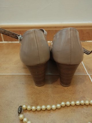 Zapatos tacón charol beige