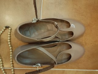 Zapatos tacón charol beige