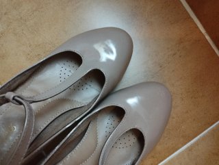 Zapatos tacón charol beige