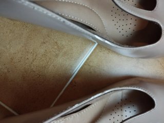 Zapatos tacón charol beige