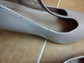 Zapatos tacón charol beige