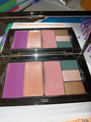Paleta de maquillaje variada