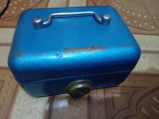 Caja caudales metálica azul con asa