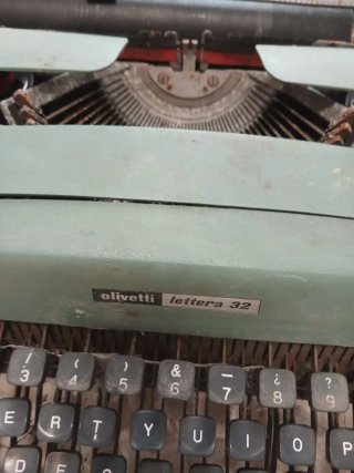 Máquina de escribir antigua verde