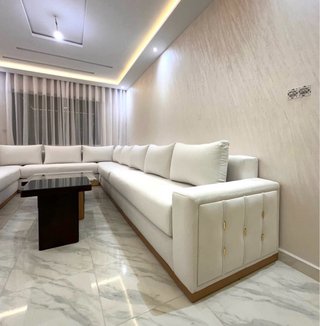 Sofá modular blanco y dorado