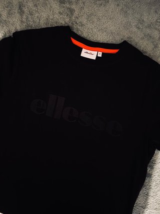 T-shirt Ellesse nera con logo in rilievo