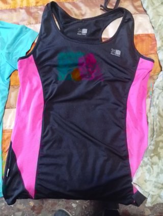 Camiseta deportiva Karrimor negra y rosa Talla L