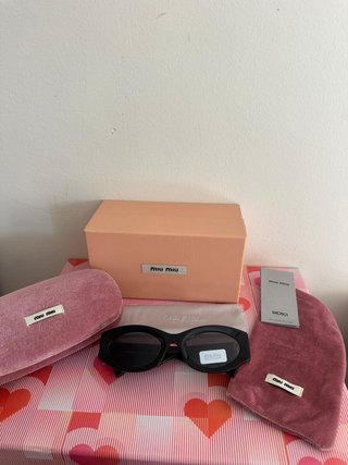 Gafas de Sol Miu Miu Negras y Doradas Mujer