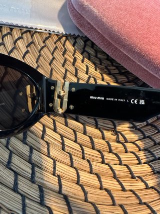 Gafas de Sol Miu Miu Negras y Doradas Mujer