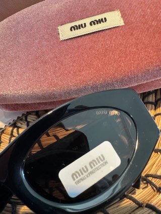Gafas de Sol Miu Miu Negras y Doradas Mujer