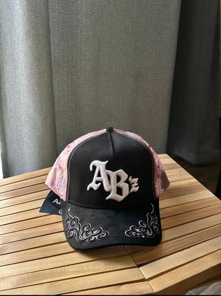 Gorra ABZ negra y rosa