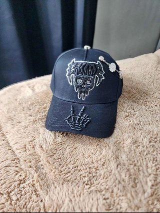 Gorra negra con calavera y cadena