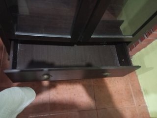 Expositor de madera con puertas de cristal