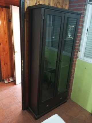 Expositor de madera con puertas de cristal