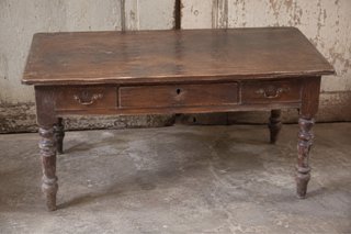 Mesa de madera antigua con cajones