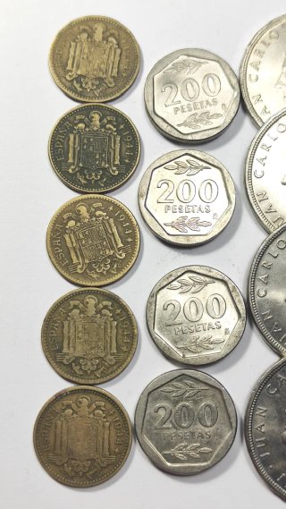 Lote 26 monedas 200, 100 y 1 pesetas y 25 céntimos