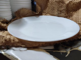 Platos llanos de porcelana blanca