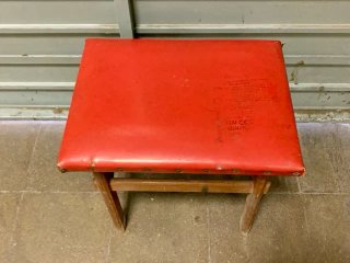 Taburete vintage madera asiento polipiel rojo