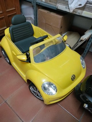 Coche eléctrico infantil amarillo VW Escarabajo