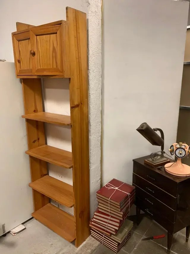Estantería de pino con armario