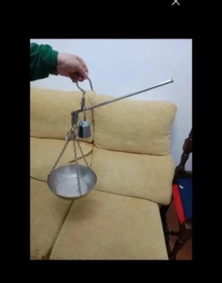 Báscula romana antigua con plato
