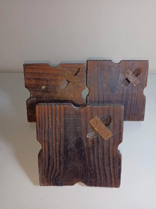 Conjunto Perchas Madera Tallada y Macetero