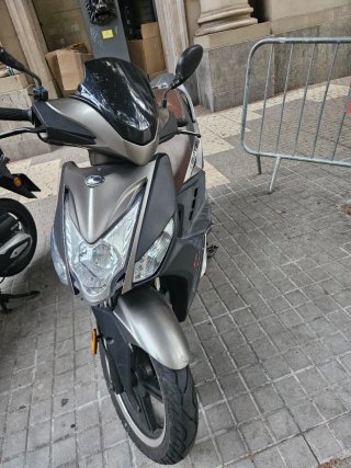 Scooter gris y marrón