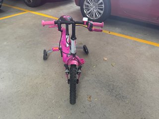 Bicicleta infantil rosa con ruedines