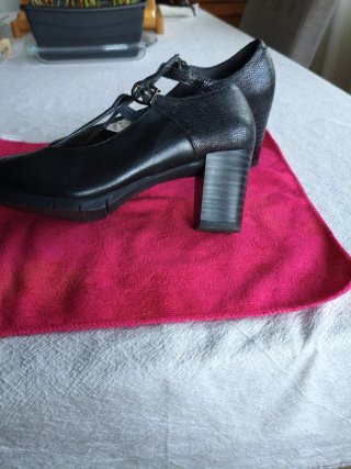 Zapatos de tacón negros con tira